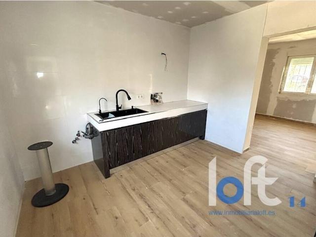 Casa con terreno, para acabar de reformar, en la zona de Villagodio