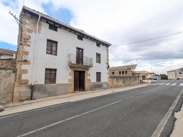Casa con terreno para reformar en Arizala