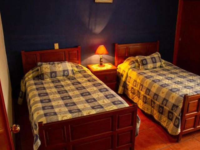 Casa con tres locales incluidos