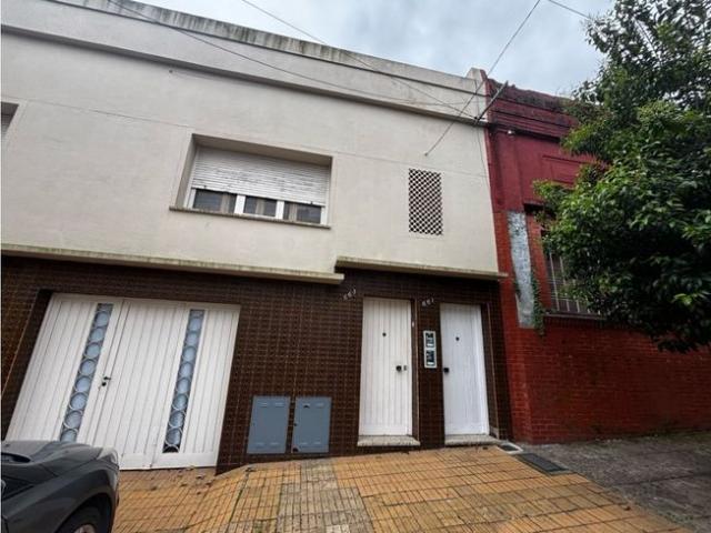 Casa con un dormitorio, jardin y cochera en alquiler