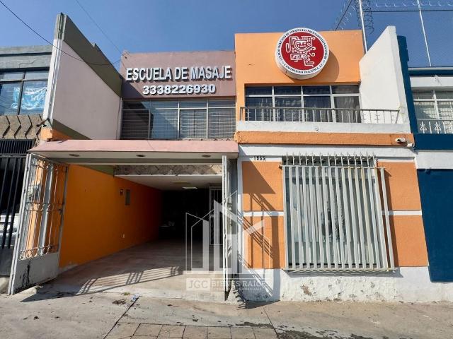Casa CON USO COMERCIAL en Fraccionamiento Jardines Del Country
