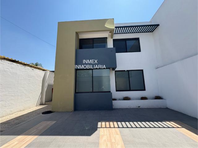 Casa con uso de suelo comercial en renta en Jardines de la Hacienda, Querétaro