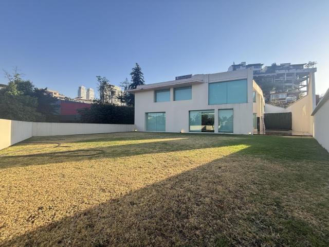 CASA CON USO DE SUELO AMUEBLADA EN BOSQUES DE LAS LOMAS RENTA