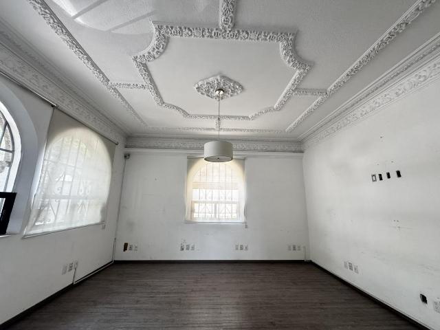 Casa con uso de suelo ideal para embajada