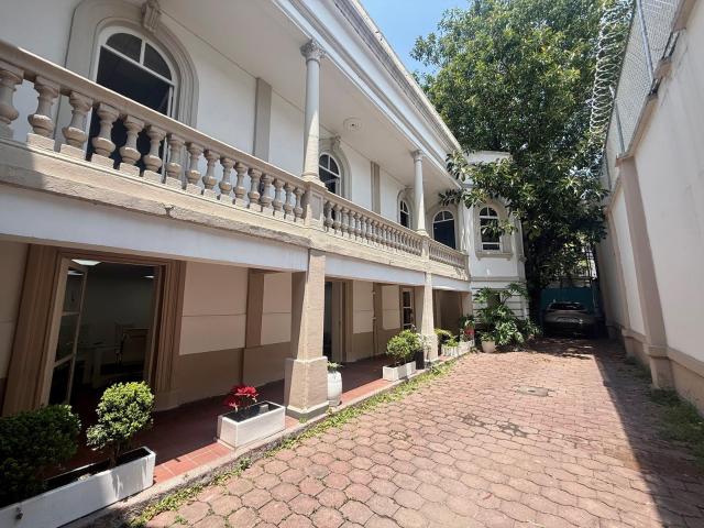 Casa con uso de suelo para Oficinas en Renta en Santa Mar?a la Rivera.