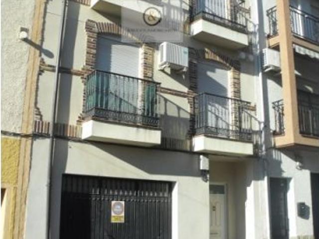 Casa con varios pisos y garaje