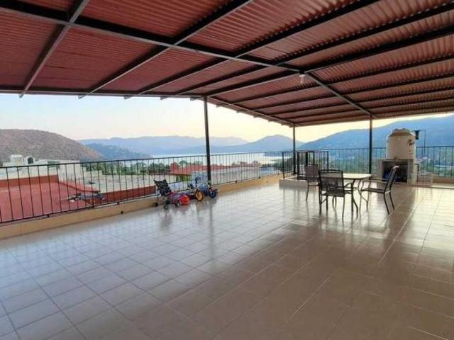 Casa con vista al lago, diseño único y acabados en madera artesanal