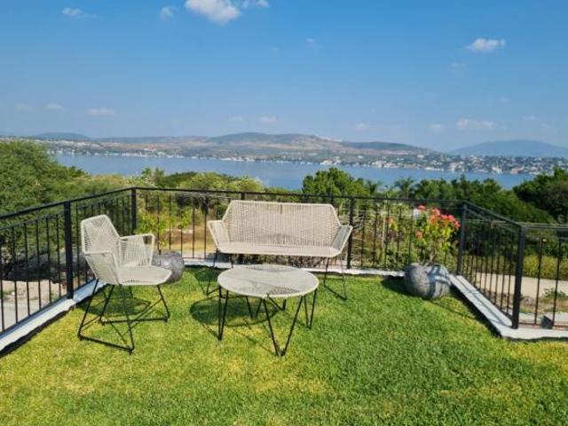 Casa con vista al lago en fraccionamiento con seguridad, alberquero y jardinero