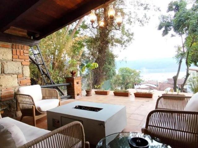 Casa en Venta en el pueblo de Valle de Bravo con vista, jacuzzi y menaje de lujo