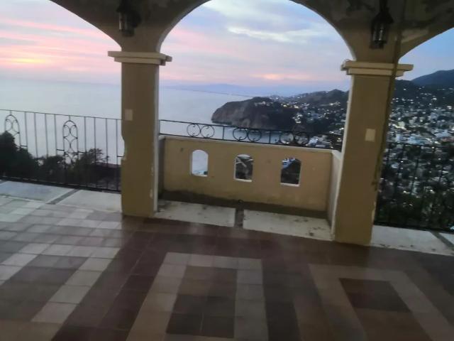 Casa con vista al mar en La Mira $1,500,000 pesos