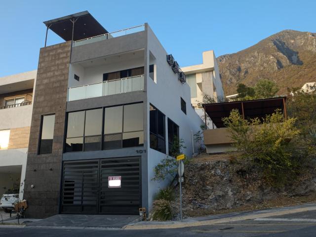 Casa con VISTA PANOR?MICA, EN ESQUINA, en Contry Sur