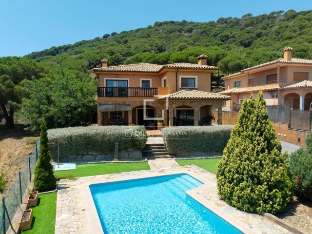 CASA CON VISTAS AL MAR EXCLUSIVA DEL MARESME Magnífica vivie. 439m² Argentona