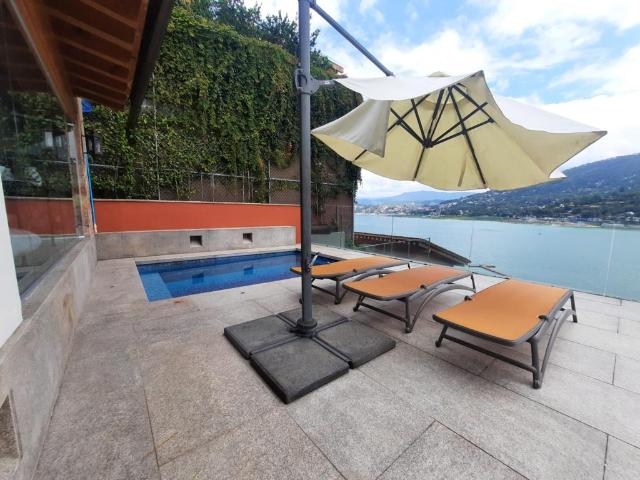 CASA CON ACCESO AL LAGO