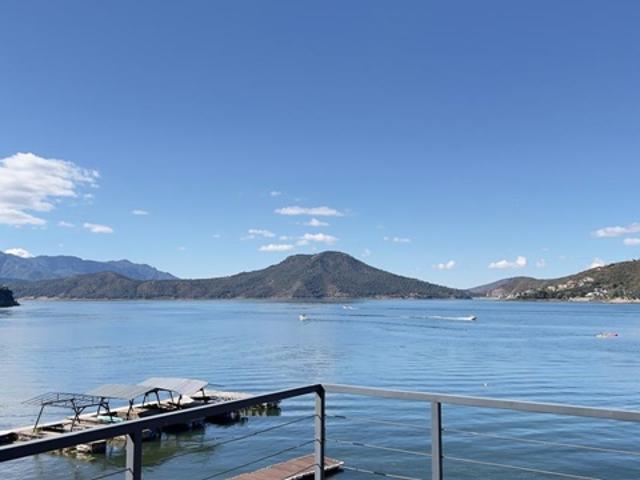 CASA CON ACCESO AL LAGO