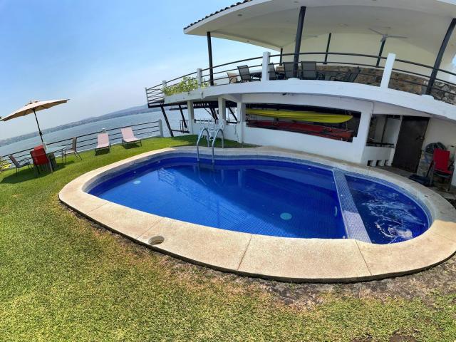 Casa con acceso al lago de Tequesquitengo Morelos