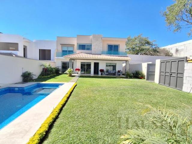 Casa con ALBERCA al Sur de CUERNAVACA