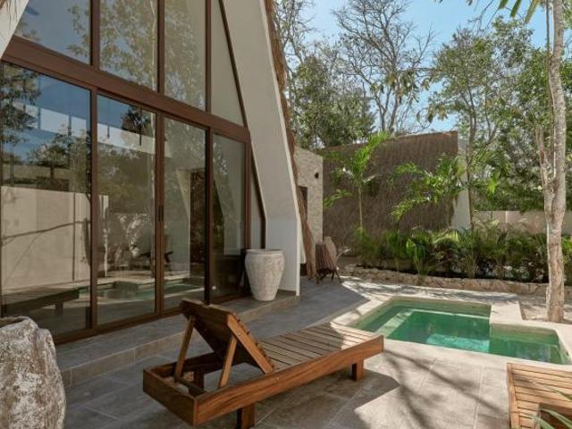 Casa con alberca cerca de la playa Xpuha en venta