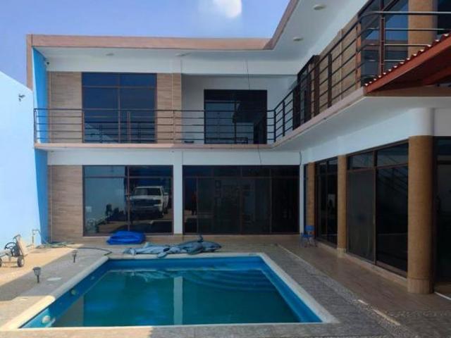 CASA CON ALBERCA CLIMATIZADA