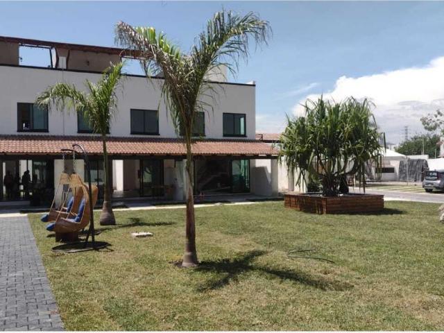CASA CON ALBERCA EN CONDOMINIOO, XOCHITEPEC