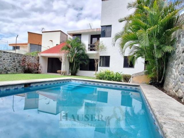 Casa con Alberca en FRACC. con Vigilancia al Sur de Cuernavaca
