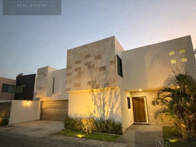 CASA CON ALBERCA EN LOMAS DEL SOL