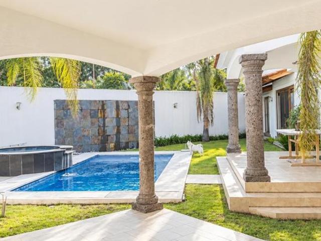 Casa con Alberca en Pueblo Nuevo