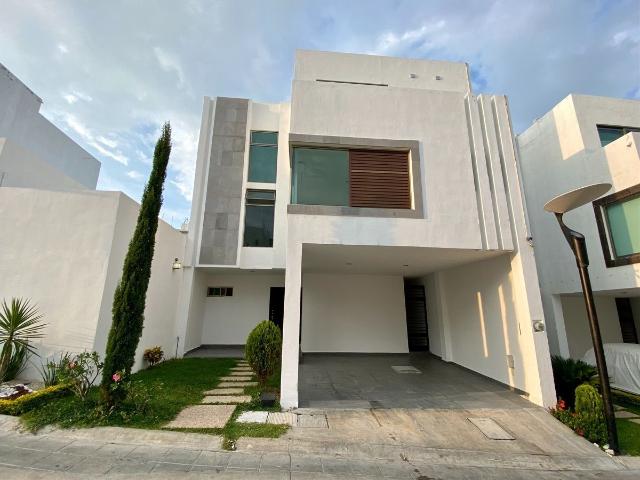 CASA CON ALBERCA EN RENTA