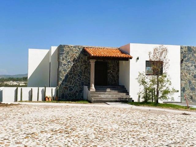 CASA CON ALBERCA EN RENTA