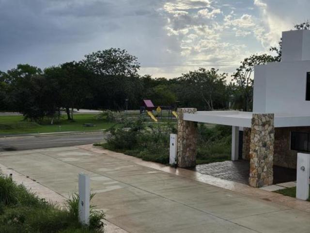 CASA CON ALBERCA EN VENTA EN CONKAL