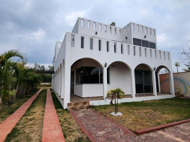 Casa con Alberca en Venta en El Lencero. 1,420 m² de Terreno, 5 Recámaras, A 10 Min de Plaza juguet