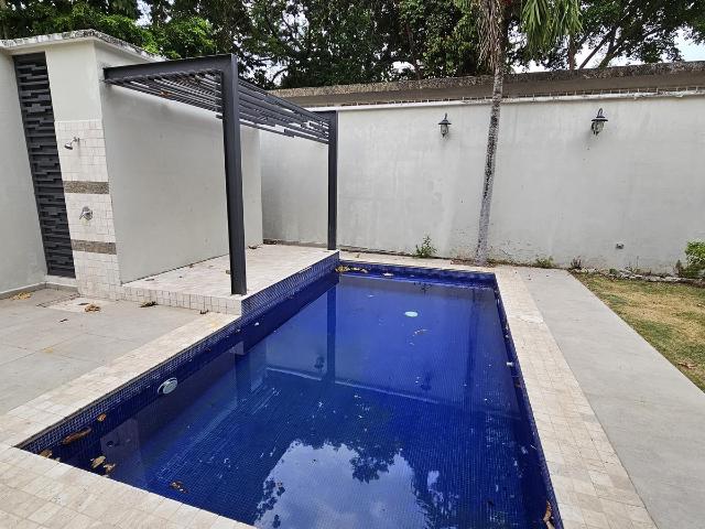 Casa con alberca en venta en privada con vista ala laguna