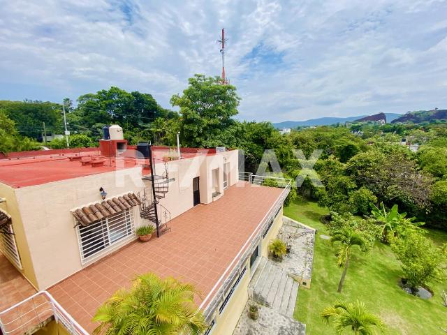Casa con Alberca, Gran Jardín y Edificio de Oficinas en Esquina, Granjas Mérida, Temixco, Morelos. Clave 5918