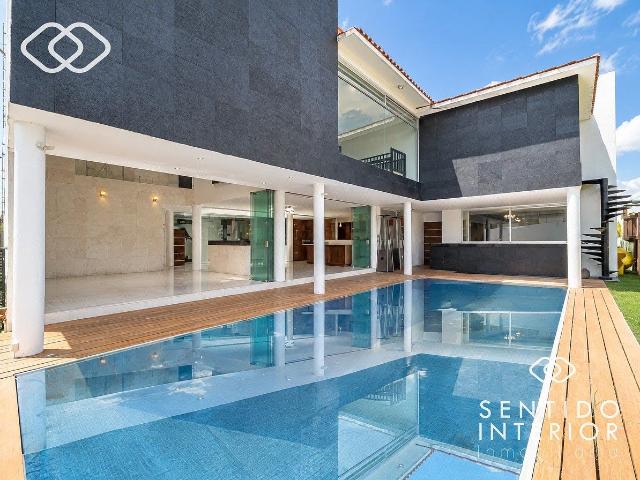 Casa con Alberca, Jardín y Cubo Central a Doble Altura