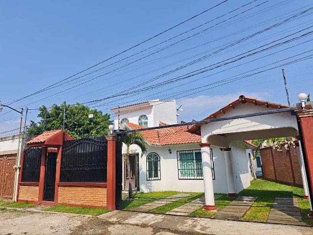 Casa con Alberca, Jardín y 5 Recámaras en Oaxtepec