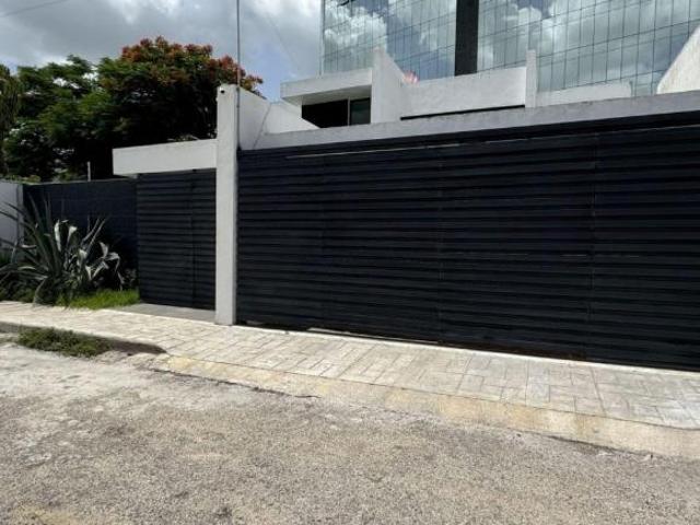 Casa con alberca privada, 3 estacionamientos, gym, venta, Montebello, Mérida
