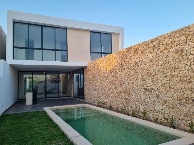 Casa con alberca privada, doble altura, barra de entretenimiento, jardin