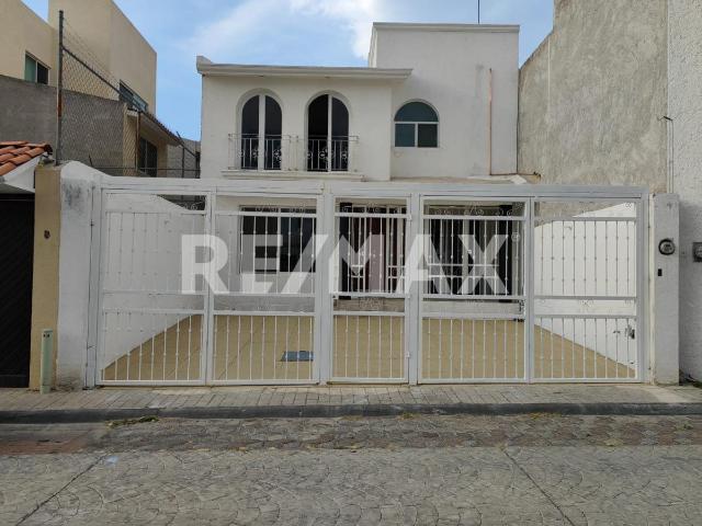 CASA CON ALBERCA PRIVADA EN RENTA EN EXCLUSIVA ZONA MILENIO III, QUERÉTARO