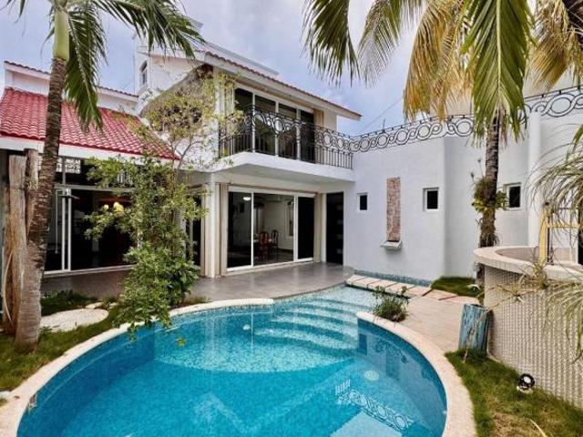 Casa con alberca privada, estudio, terraza, dos niveles, en venta
