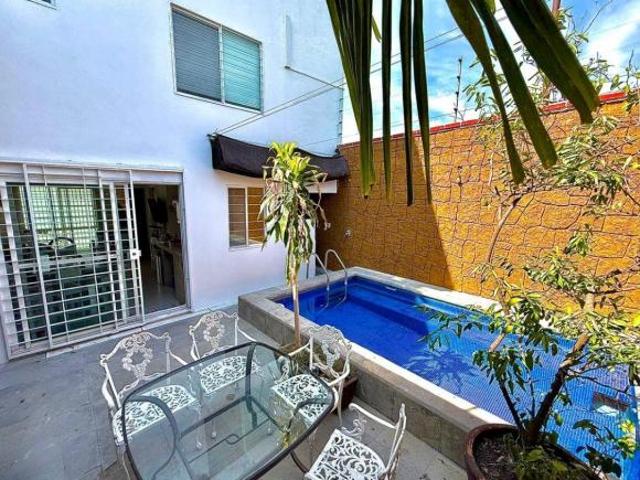 CASA CON ALBERCA PROPIA Y ROOF GARDEN EN FRACC. VILLAS TEQUES, A 5 MIN DEL LAGO DE TEQUESQUITENGO