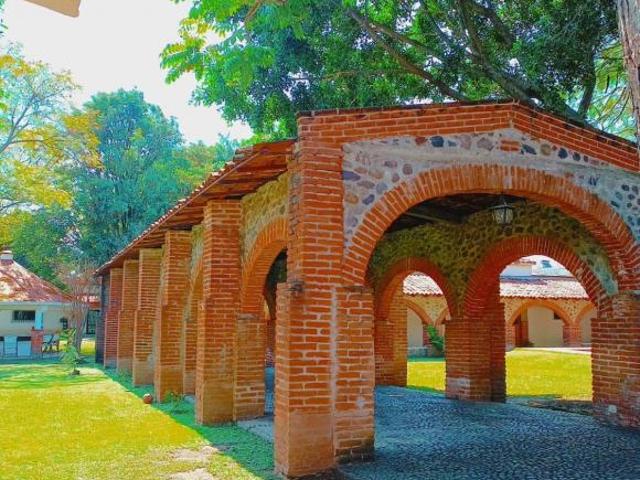 CASA CON ALBERCA Y CANCHA DE BASKETBALL EN JONACATEPEC MORELOS