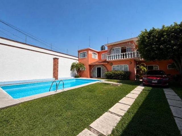 Casa con alberca y amplio jardín en venta en Acatlipa Centro