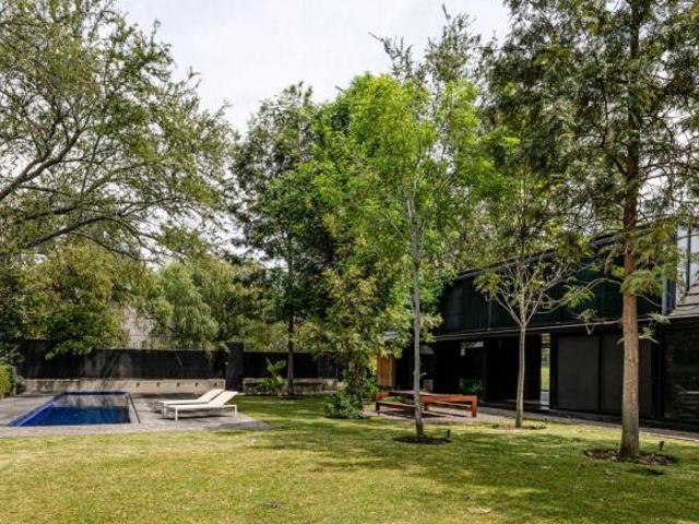Casa con alberca y amplios jardines frente al campo de golf en Las Cañadas