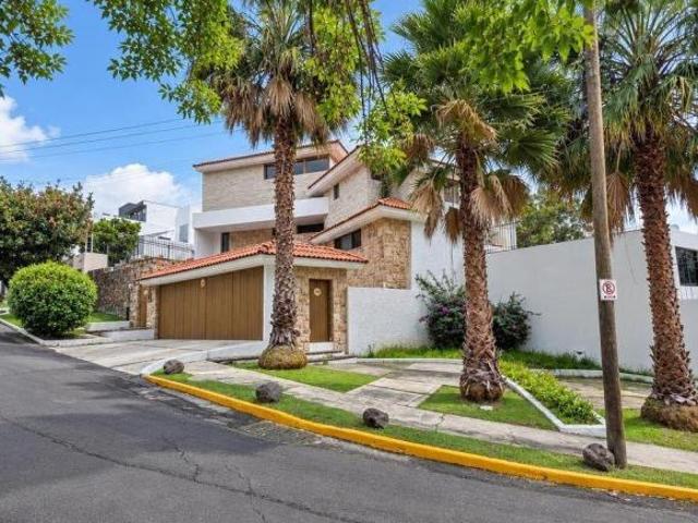 Casa con Alberca y Gimnasio en Venta en Jardines Universidad