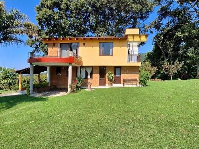 Casa con alberca y huerta en amplio terreno de 2,000 m?