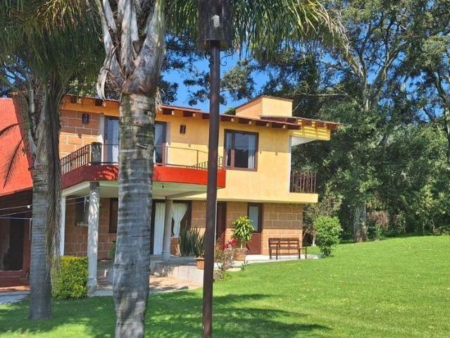 Casa con alberca y huerta en amplio terreno de 2,000 m?