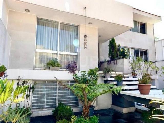 Casa con ALBERCA y JARDIN, en fraccionamiento cerrado, a un costado de Perisur