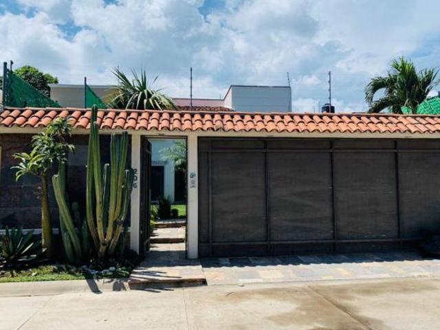 Casa con alberca y jardín en fraccionamiento SAN JERÓNIMO DE AHUATEPEC $6&apos 300,000