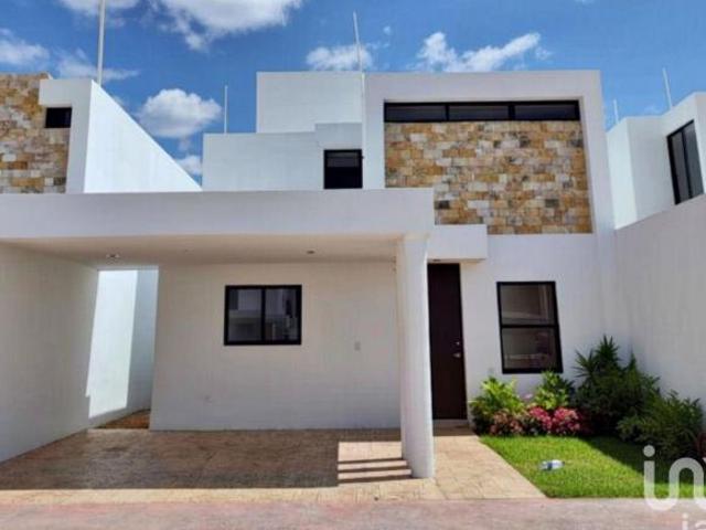 Casa con alberca y jardín en privada Botánico al norte de Mérida