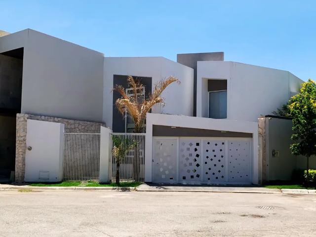 CASA CON ALBERCA Y JARDIN EN RENTA