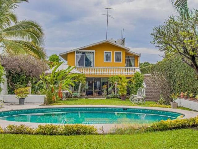 ️ CASA CON ALBERCA Y JARDÍN PROPIO EN PRIV. CON SEGURIDAD EN LOMAS DE CUERNAVACA
